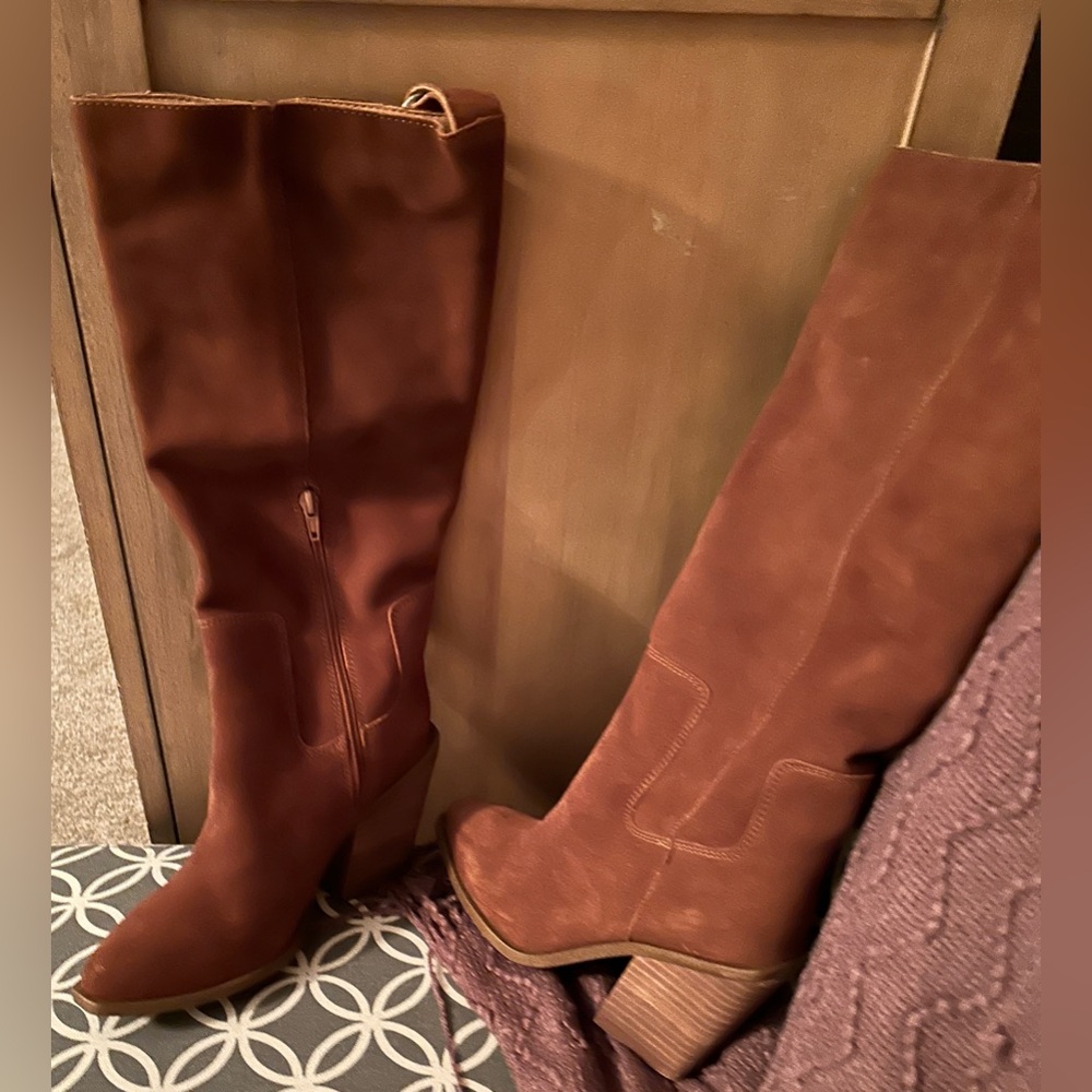 Steve Madden Boot suede. Size 7med Rust with 3.5”heel. Knee high. Fall Item.